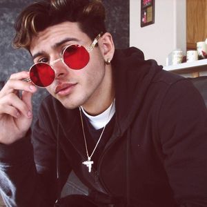 Meet your Posher, Dominic